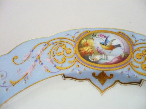 ASSIETTE Porcelaine de S&egrave;vres ou Paris (non sign&eacute;e)