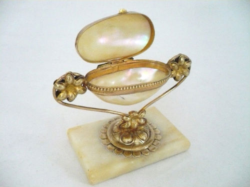 BO&Icirc;TE Fleur en Nacre-Epoque Napoleon III