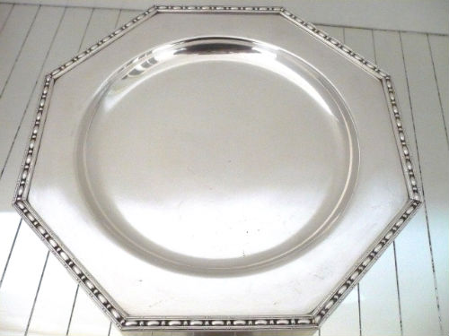 PLAT de SERVICE sur Pieds en M&eacute;tal Argent&eacute;-Mod&egrave;le Perles-M.o. PERRIN