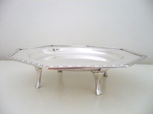 PLAT de SERVICE sur Pieds en M&eacute;tal Argent&eacute;-Mod&egrave;le Perles-M.o. PERRIN