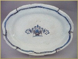 PLAT en Faience Cul Noir - Rouen / Forges-Les-Eaux - F.XVIIIe/D&eacute;b.XIXe ...  PROMOTION !